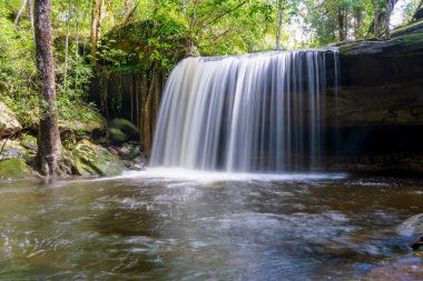 Phu Kradueng Ulusal Parkı, Loei Tayland Şelalesi, yağmur ormanlarındaki güzel şelale manzarası.