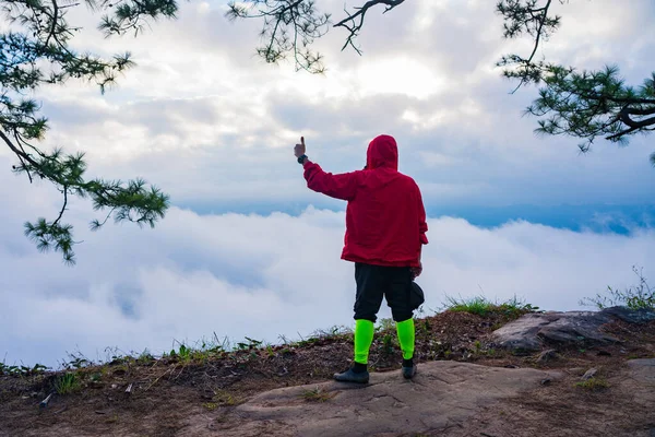 Reiziger Man Wachtend Zonsopgang Mist Phu Kradueng Nationaal Park Provincie — Stockfoto