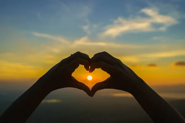 Mujer Manos Silueta Hermosa Puesta Sol Por Encima Montaña Forma —  Fotos de Stock