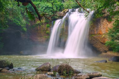 Ormanda güneş ışığıyla güzel bir şelale, Khao yai Nakhonratchasima vilayetinde Haew Suwat Şelalesi.