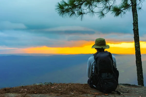 Путешественник Турист Холме Наслаждаясь Панорамой Горных Вершин Вечернем Небе Закате — стоковое фото