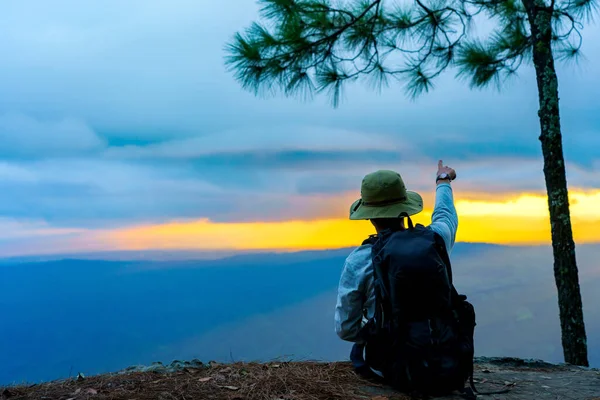 Путешественник Турист Холме Наслаждаясь Панорамой Горных Вершин Указывая Солнце Вечернем — стоковое фото