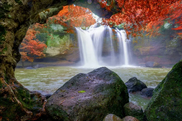 美丽的瀑布 丛林里阳光普照 Haew Suwat瀑布在卡奥伊纳孔图拉恰马省 — 图库照片