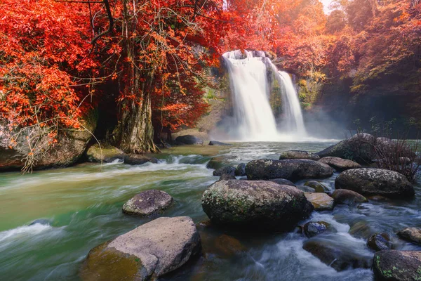 Bella Cascata Con Luce Solare Nella Giungla Haew Suwat Cascata — Foto Stock