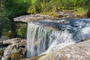 Phu Kradueng Ulusal Parkı, Loei Tayland Şelalesi, yağmur ormanlarındaki güzel şelale manzarası.