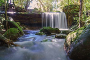 Phu Kradueng Ulusal Parkı, Loei Tayland Şelalesi, yağmur ormanlarındaki güzel şelale manzarası.