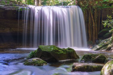 Phu Kradueng Ulusal Parkı, Loei Tayland Şelalesi, yağmur ormanlarındaki güzel şelale manzarası.