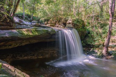 Phu Kradueng Ulusal Parkı, Loei Tayland Şelalesi, yağmur ormanlarındaki güzel şelale manzarası.