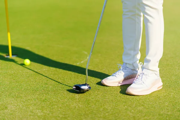 Golfozó Készül Egy Putt Golf Labda Zöld Alatt Golfpálya — Stock Fotó