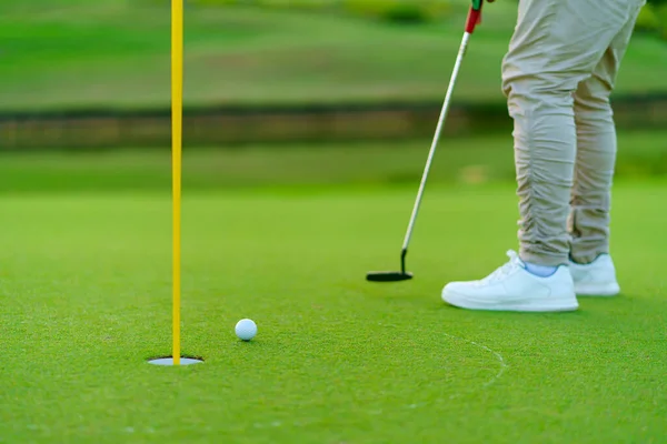 ゴルフコース中に緑の上に置かれたゴルフボールのための準備ゴルファー — ストック写真