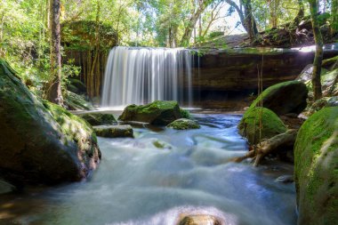 Phu Kradueng Ulusal Parkı, Loei Tayland Şelalesi, yağmur ormanlarındaki güzel şelale manzarası.
