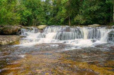 Phu Kradueng Ulusal Parkı, Loei Tayland Şelalesi, yağmur ormanlarındaki güzel şelale manzarası.