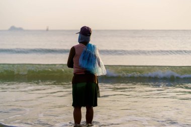 Balıkçılar sahilde balık ağlarını hazırlıyorlar, Andaman Sea0 Tayland.