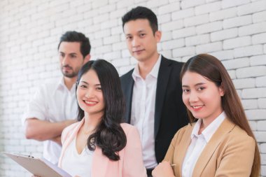 Takım işlerinde birlikte çalışan iş adamı ve sekreter modern ofiste, iş hayatında ev kavramında birlikte çalışıyor..