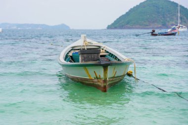 Tropik sahil Andaman Tayland 'da, denizde tahta kayıklar..