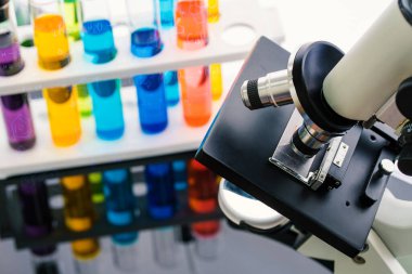 Ekipman ve bilim deneyleri yapan bilim adamları araştırma için kimyasal sıvı içeren ya da laboratuvar ortamında test tüpü olarak kullanılan laboratuvar camları kullanırlar..