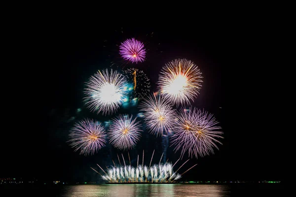 お祝いや記念日のコンセプトで夜に様々な色のカラフルな花火 — ストック写真