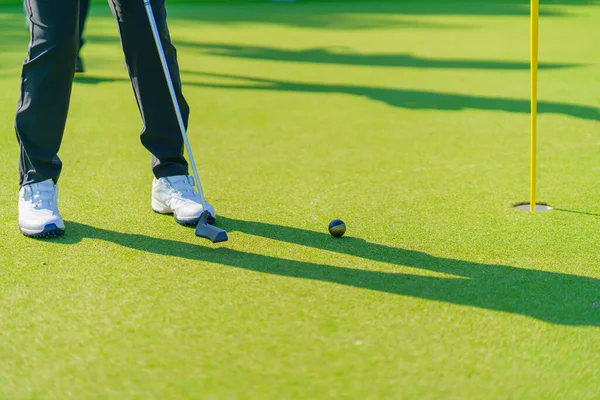 Golfozó Készül Egy Putt Golf Labda Zöld Alatt Golfpálya — Stock Fotó