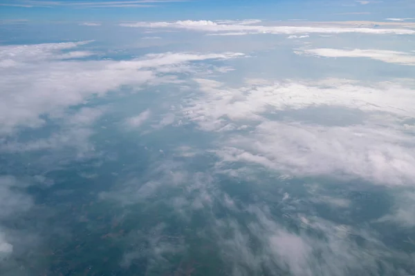Błękitne Niebo Chmury Widziane Przez Okno Samolotu — Zdjęcie stockowe