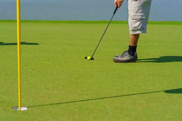 Golfista Preparando Para Uma Bola Golfe Putt Verde Durante Campo — Fotografia de Stock