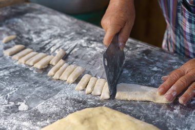 Pa Tong Go ya da Çin geleneksel çerezleri yapmak için un hazırlama.
