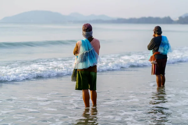 泰国安达曼海滨的渔民正在准备渔网 — 图库照片