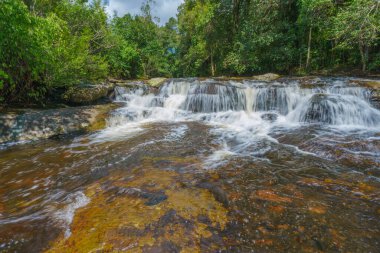 Phu Kradueng Ulusal Parkı, Loei Tayland Şelalesi, yağmur ormanlarındaki güzel şelale manzarası.