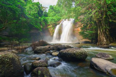 Ormanda güneş ışığıyla güzel bir şelale, Khao yai Nakhonratchasima vilayetinde Haew Suwat Şelalesi.