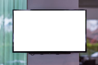 Boş beyaz televizyon ekranı ya da mağazada reklam için boş dijital medya reklam panosu.