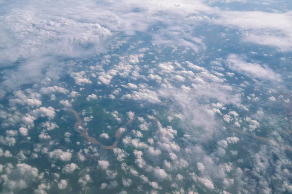 Błękitne Niebo Chmury Widziane Przez Okno Samolotu — Zdjęcie stockowe