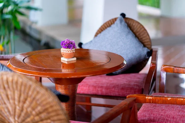 Fleurs Sur Table Dans Salle Café Pour Les Loisirs — Photo