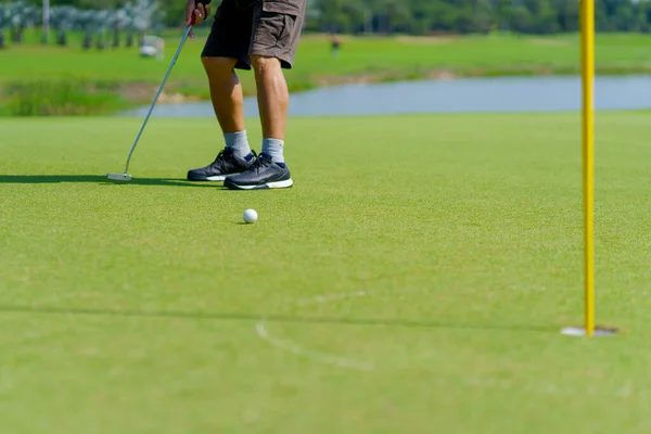 Golfer Προετοιμασία Για Μια Μπάλα Γκολφ Putt Στο Πράσινο Κατά — Φωτογραφία Αρχείου