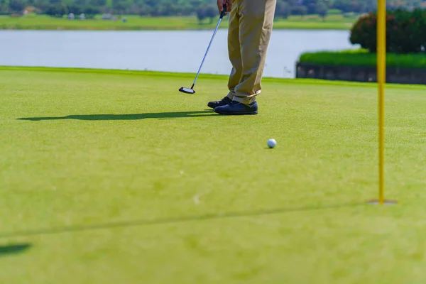 Golfer Προετοιμασία Για Μια Μπάλα Γκολφ Putt Στο Πράσινο Κατά — Φωτογραφία Αρχείου