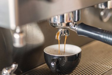 Kahve makinesi kafede espresso yapıyor..