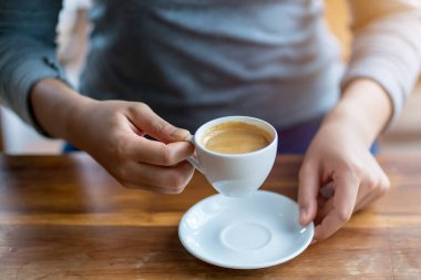 Kahve kafede espresso içen bir kadın..