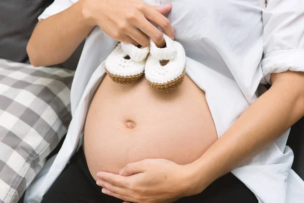 Kleine Schoenen Voor Baby Buik Van Zwangere Vrouw — Stockfoto