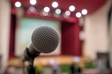 Toplantı odasında mikrofon var..