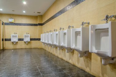 Pisuarlar erkeklerde genel tuvalet oda, wc.