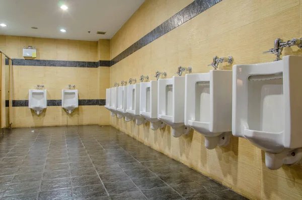 Orinales Hombres Público Cuarto Baño — Foto de Stock