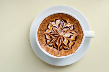 Latte sanat kahve veya kapuçino ayırma beyaz masa arka plan üzerinde.