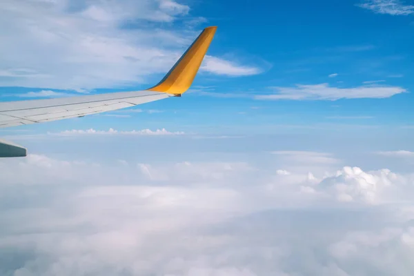 Cielo Azul Nubes Vistas Través Ventana Aeronave — Foto de Stock