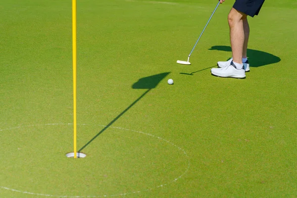Golfista Preparándose Para Putt Golf Ball Green Durante Campo Golf —  Fotos de Stock