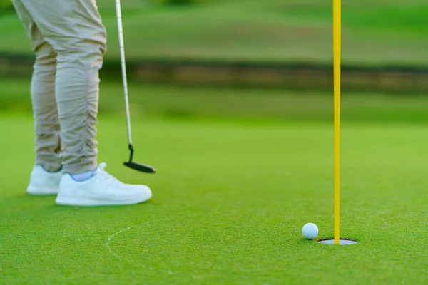 Golfare Förbereder Sig För Putt Golfboll Green Golfbanan — Stockfoto