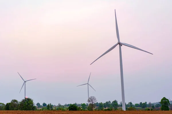青い空と風力タービン再生可能エネルギー源夏 — ストック写真