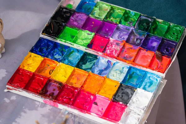 Detailní Záběr Nepořádné Použité Vodní Barvy Box Umělec Štětec Mix — Stock fotografie