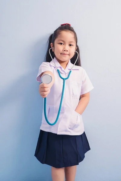 Chicas Lindas Felices Uniforme Médico Blanco Estetoscopio Actúan Como Médico —  Fotos de Stock