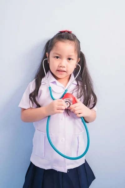 Meninas Bonitos Felizes Uniforme Médico Branco Estetoscópio Agir Como Médico — Fotografia de Stock