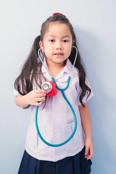 Meninas Bonitos Felizes Uniforme Médico Branco Estetoscópio Agir Como Médico — Fotografia de Stock