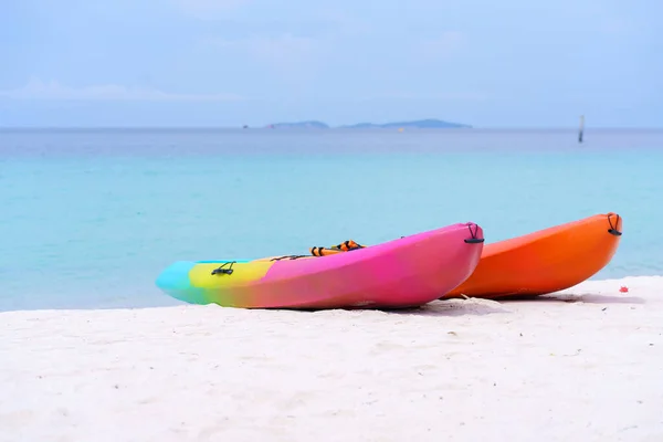 Kayaks Mar Barco Multicolor Hermosa Playa Tailandia — Foto de Stock