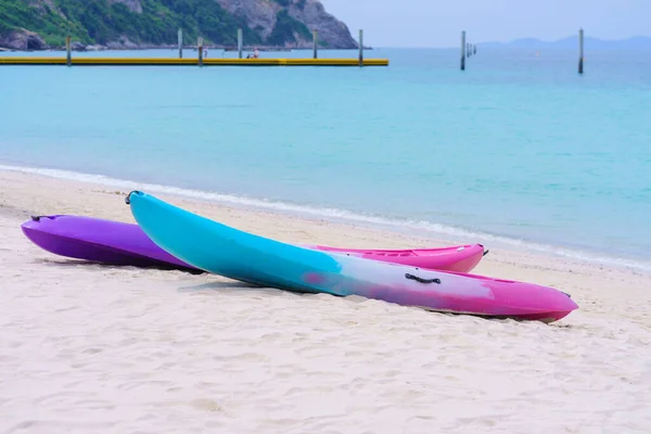 タイの美しいビーチでシーカヤックやマルチカラーボート — ストック写真